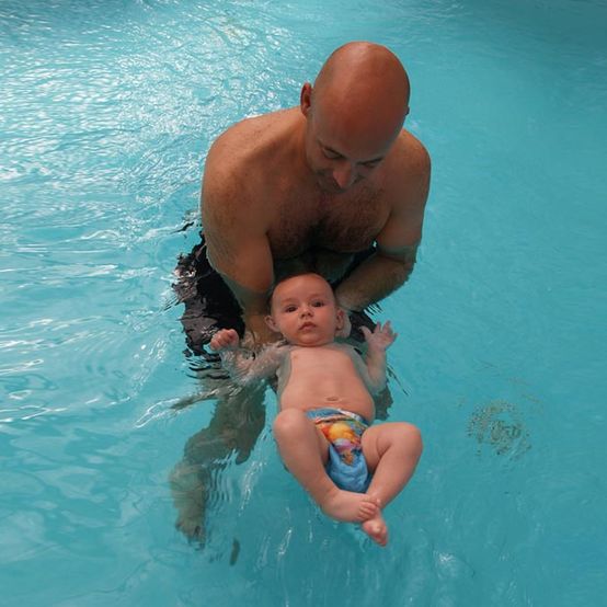 Baby Ocean profesor de natación con niño prematuro