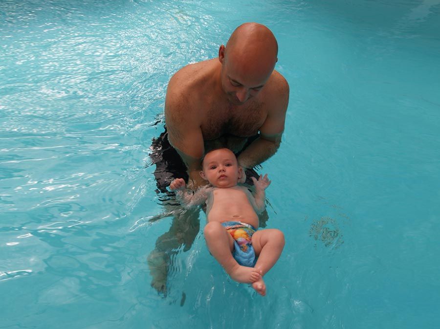 Baby Ocean profesor de natación con niño prematuro
