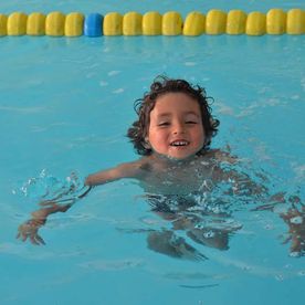 Baby Ocean niño flotando en piscina