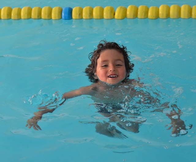 Baby Ocean niño flotando en piscina
