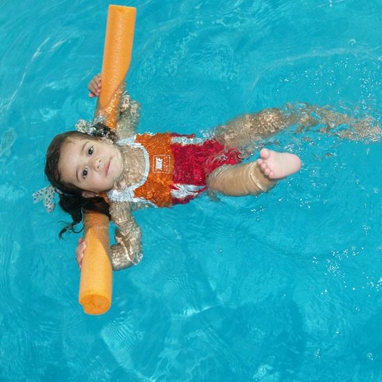 Baby Ocean niña en piscina