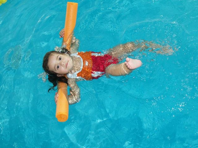 Baby Ocean niña en piscina