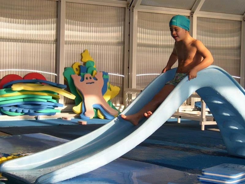 Baby Ocean niño con Síndrome de Down en piscina