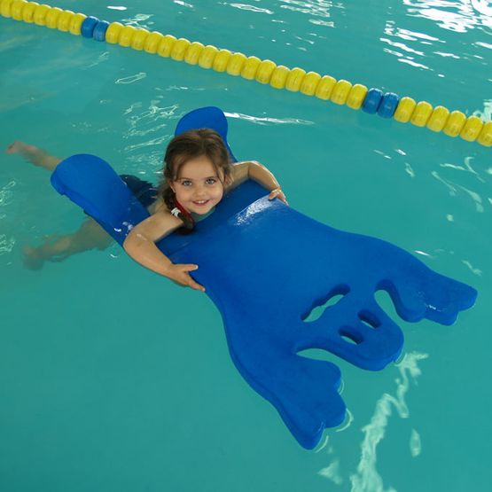 Baby Ocean niña sonriendo en piscina