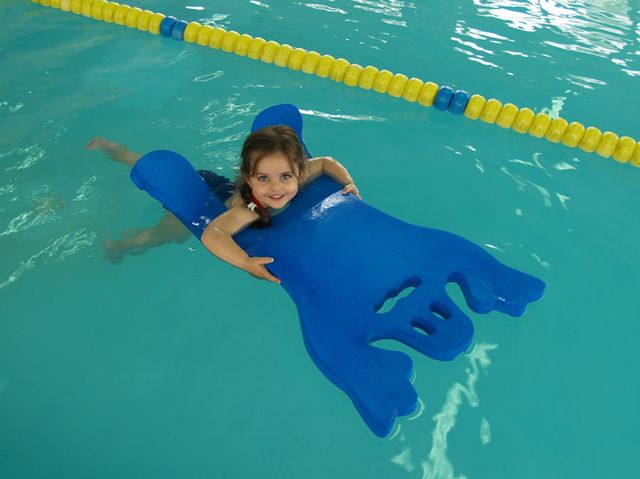 Baby Ocean niña sonriendo en piscina