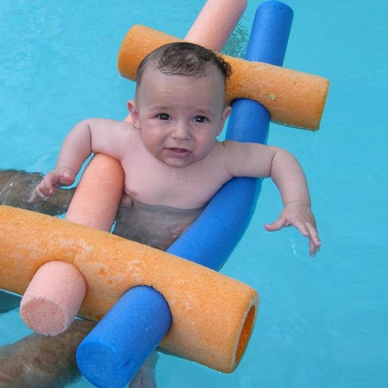 Baby Ocean niño prematuro en piscina 