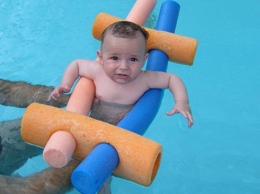 Baby Ocean niño prematuro en piscina 