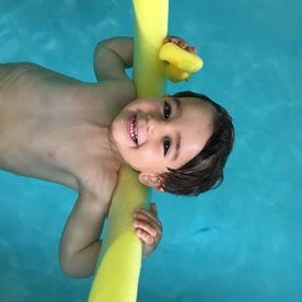 Baby Ocean niño en piscina