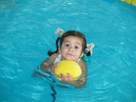 Baby Ocean niña con pelota
