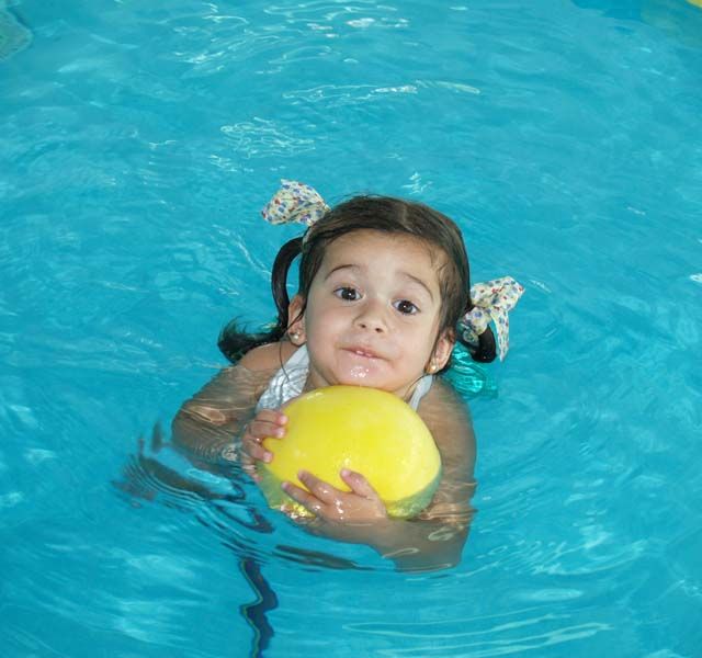 Baby Ocean niña con pelota