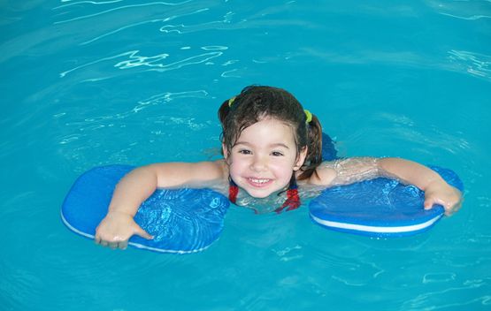 Baby Ocean niña en clases de natación