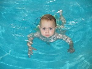 Baby Ocean niño en piscina